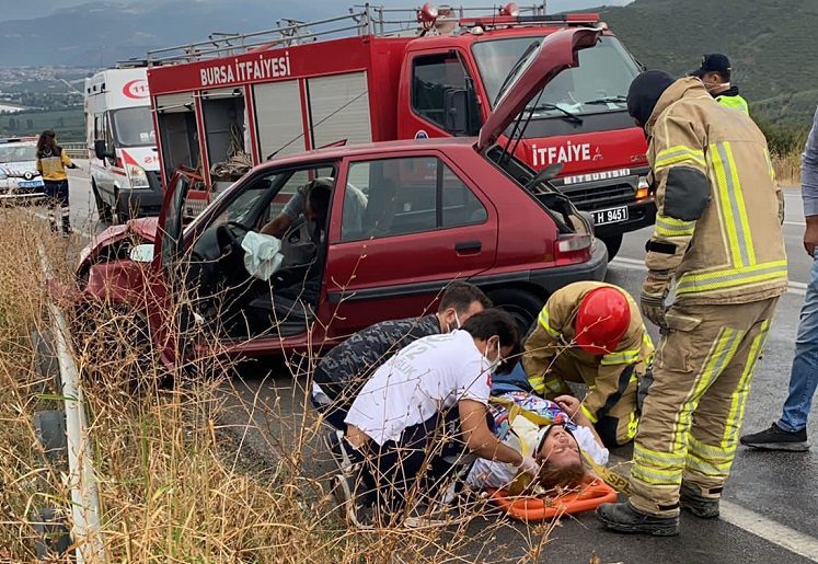 Bursa’da otomobil hafriyat kamyonuyla çarpıştı