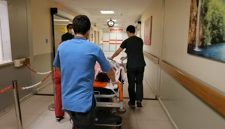 Bursa’da kayalıklara çarpan genç yaşam mücadelesi veriyor