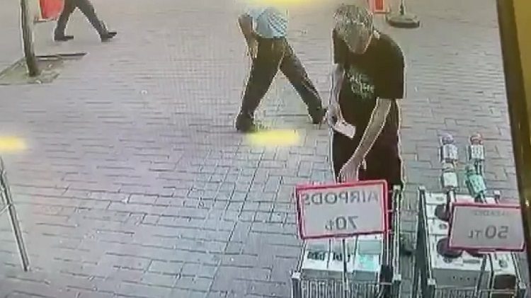 Gözüne kestirdi, müşteri gibi inceleyip 2 tane birden çaldı