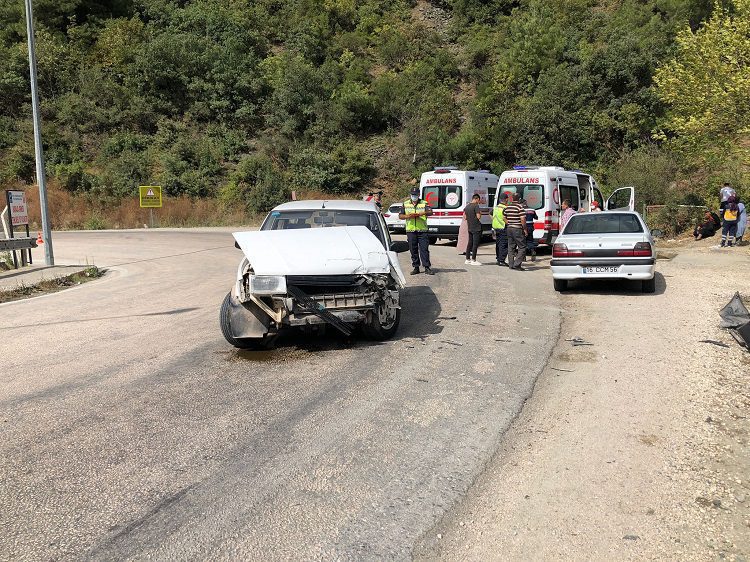 Bursa’da kafa kafaya çarpıştılar! Ambulansa binmeyi reddettiler