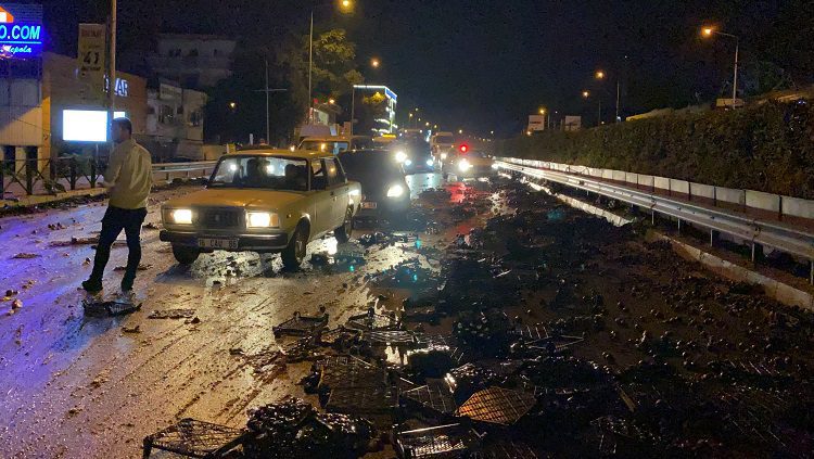 Bursa’da otomobil ile incir yüklü kamyonet çarpıştı
