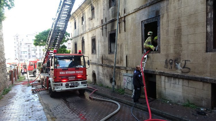 Bursa’da 150 yıllık tarihi bina alevlere teslim oldu