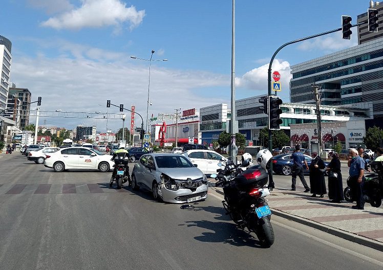 Bursa’da ortalığı birbirine kattı! Yayalara ve araca çarptı