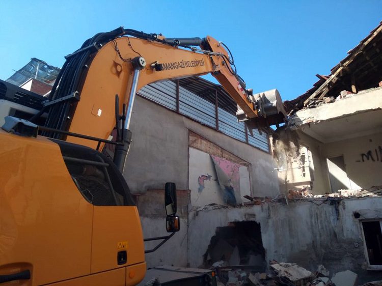 Bursa’da metruk bina temizliği