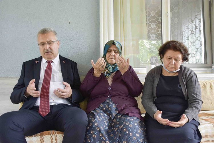 Azerbaycanlı heyet ile birlikte şehit ailesine ziyareti