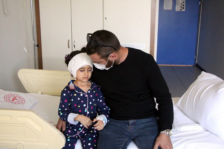 Alaz’ın köpek saldırısında kopan kulağına 300 dikiş