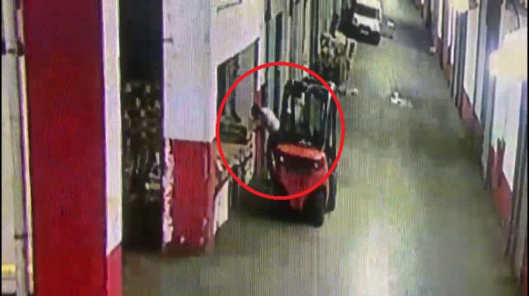 Defalarca tekmeleyip başında ölmesini bekledi