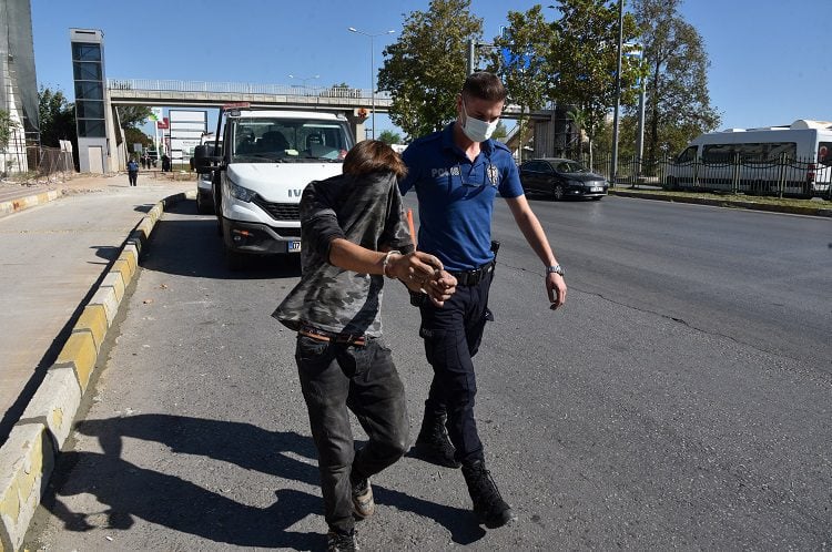 Asansör kabinini sökerken yakalandı, ‘Recebim’ türküsünü söyledi