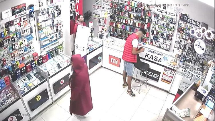 Esenyurt’ta müşteri gibi girdikleri telefoncudan hırsızlık yaptılar