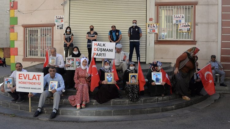 Evlat nöbetindeki baba: Oğlumu istedim, eşimle bizi dövdüler