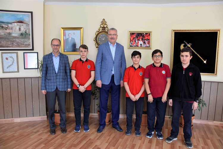 Karacabey Belediye Başkanı Ali Özkan hafızları tebrik etti