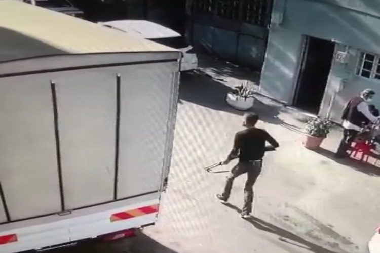 Bursa’da tartıştığı kişilere pompalı tüfekle ateş açtı