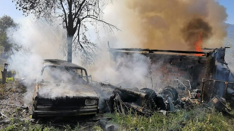 Bursa’da depo yangını! Otomobil hurdaya döndü