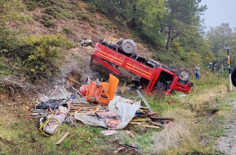 Bursa’da freni patlayan kamyonet şarampole yuvarlandı