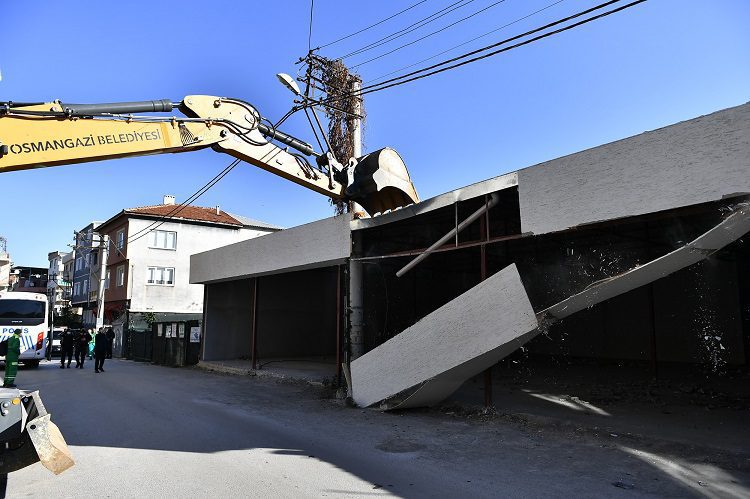 Bursa’da elektrik direğini içine alan kaçak yapı yıkıldı