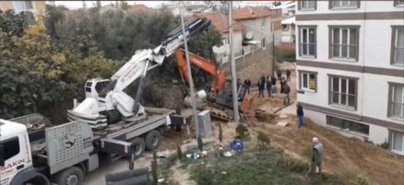 Bursa’da çalışma yapan kepçe kazdığı kuyuya düştü