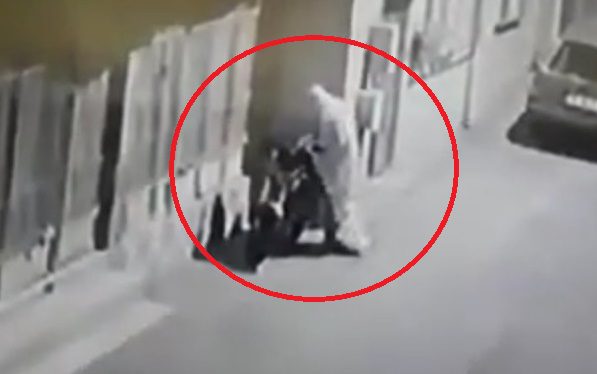 Bursa’da hırsız tanınmamak için çarşafa büründü