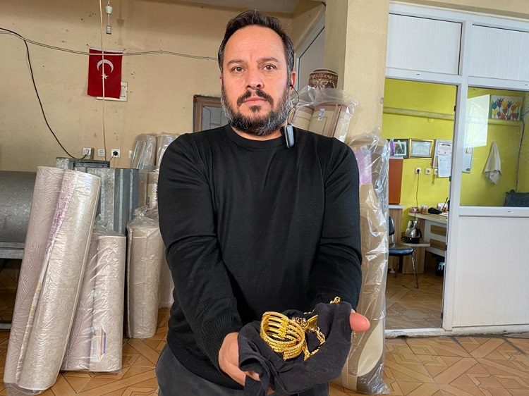Bursa’da iş yerinde 25 bin liralık altın buldu