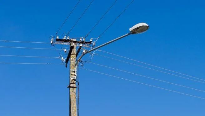 Elektrik direğine idrarını yaparken akıma kapılarak öldü