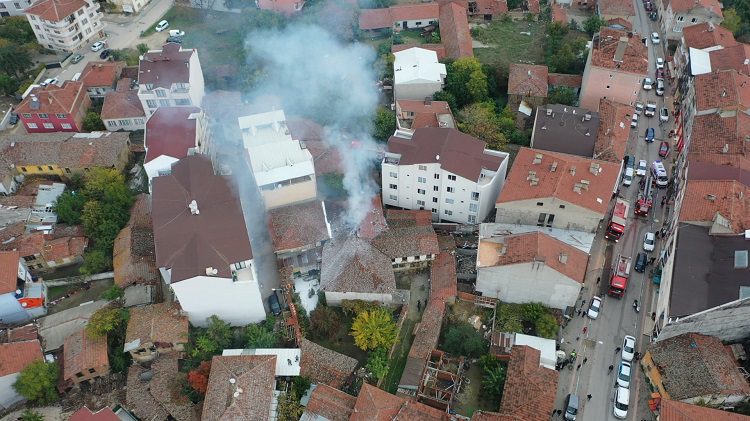 Bursa’da tarihi ev yandı