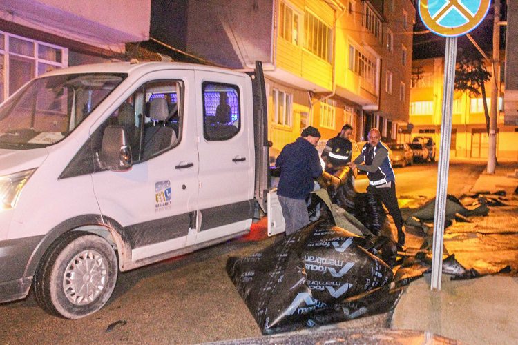 Bursa Karacabey Belediyesi ekipleri lodosa karşı gece boyunca sahadaydı