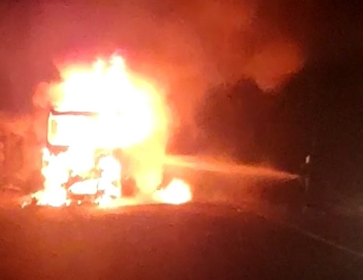 Bursa’da asit yüklü tanker devrilerek yandı