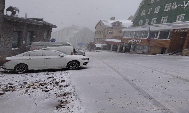 Uludağ güne kar sürpriziyle uyandı