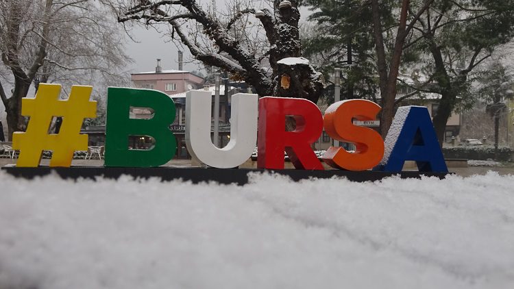 Bursa kent merkezine mevsimin ilk karı yağdı