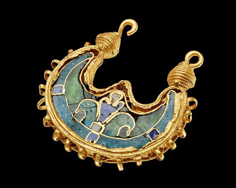 Danimarka’da Viking döneminden kalma altın küpe bulundu