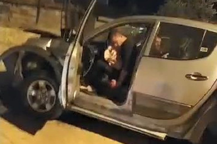 Bursa’da virajı alamayan araç bahçe duvarına çarptı