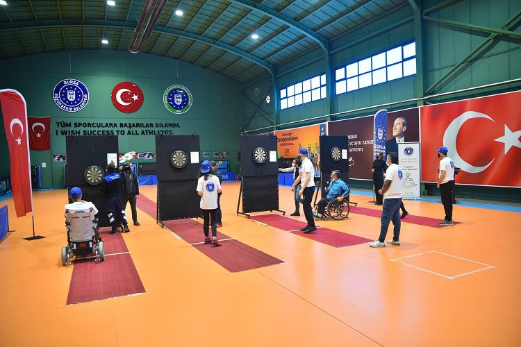 Bursa’da dart turnuvasında özel çocuklar mücadele etti