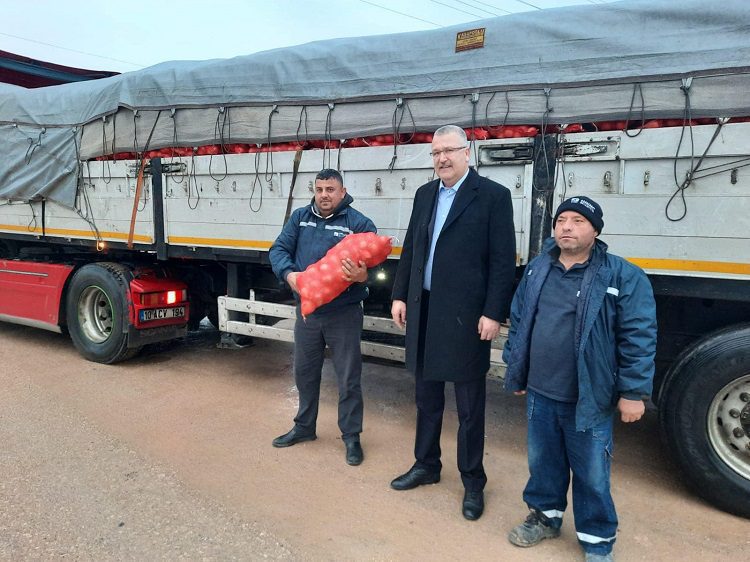 Bursa Karacabey’de 27 ton soğan bağışlandı