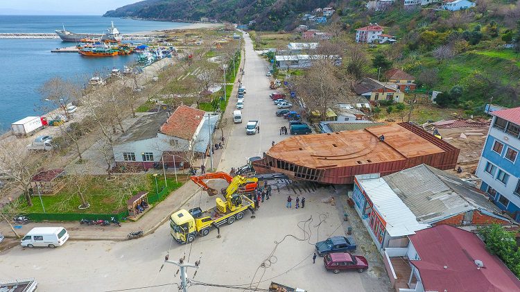 200 tonluk tekne karadan yürütüldü