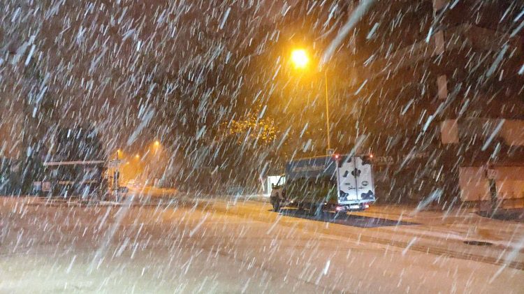 Bursa’da kar hayatı olumsuz etkiledi, araçlar yollarda kaldı