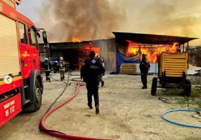 Bursa’da inşaat malzemesi deposunda yangın