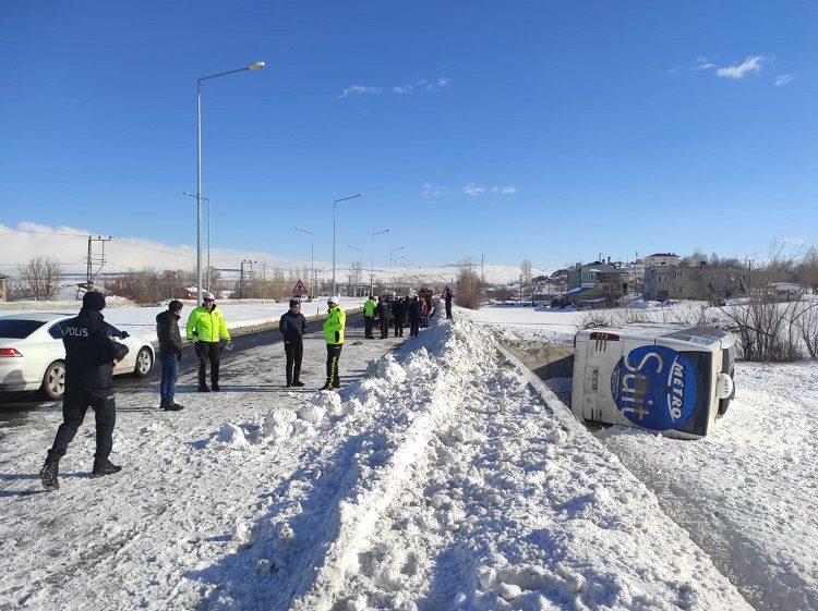 Yolcu otobüsü devrildi! Yaralılar var