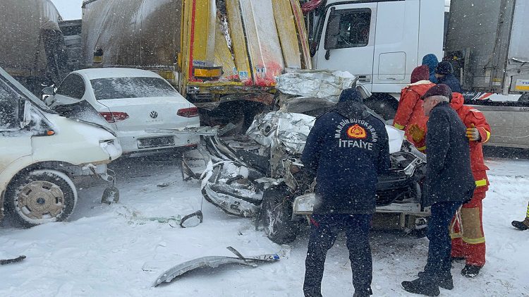 8 araç birbirine girdi: 3 ölü, 12 yaralı