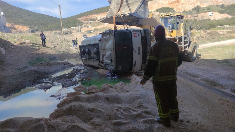 Bursa’da akaryakıt tankeri devrildi