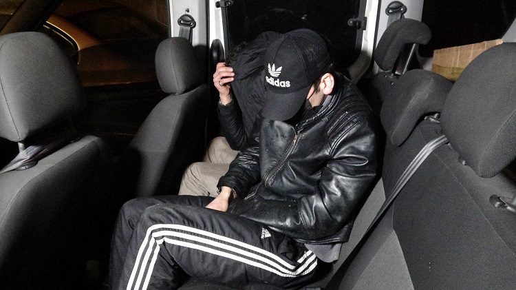 Bursa’da makas kullanarak kamyonet çaldılar