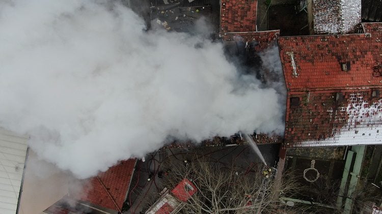 Bursa’da ailesine kızdı evi ateşe verdi