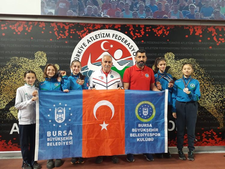 Bursa Büyükşehir Belediyesporlu atletler 3 birincilikle döndü
