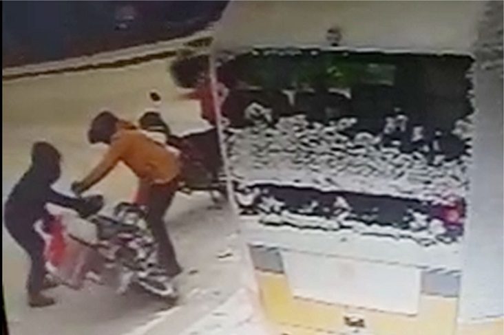 Bursa’da kar yağışında kuryelerin zor anları