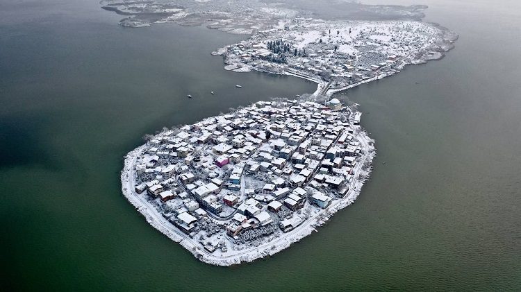Karla kaplanan Gölyazı havadan görüntülendi