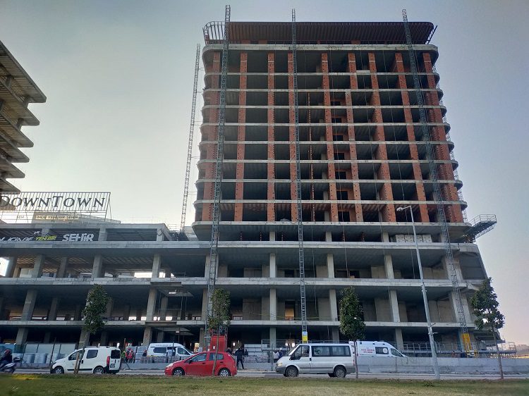 Bursa’da feci ölüm! Demir korkuluklarda asılı kaldı