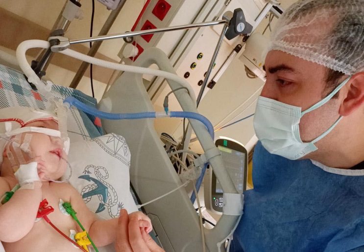 Solu borusuna mama kaçan SMA’lı Zeynep bebek, yaşam savaşı veriyor