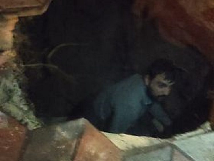 Yürüdüğü kaldırım çökünce çukura düştü