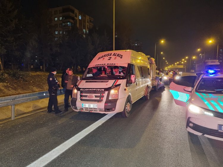 Cinayet şüphelisini gizlediği ihbarı yapıldı, fazla yolcu ve yetersiz ehliyetten ceza aldı