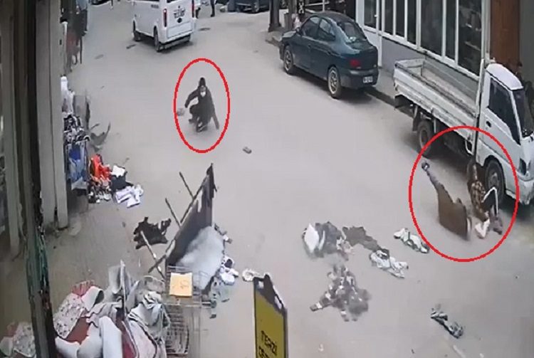 Bursa’da sokakta yürüyen 3 kişiye çarptı! İşte kaza anı