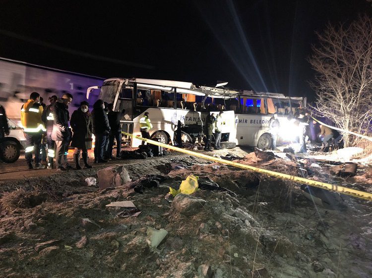 Cenaze taşıyan yolcu otobüsü kaza yaptı: 2 ölü, 27 yaralı
