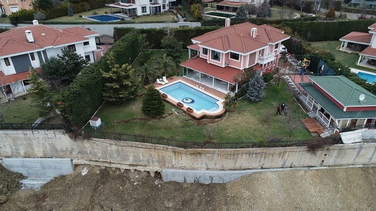 Dev yarıklar oluştu: Yıkılma tehlikeleri var